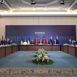 Les négociations se déroulent au palais de Ciragan à Istanbul. KEYSTONE/EPA/MUHAMMED KURTAR HANDOUT